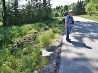 Hagelreste neben der Strasse