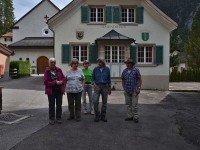 Vorem Gmeinshus, hinne links d Chirche